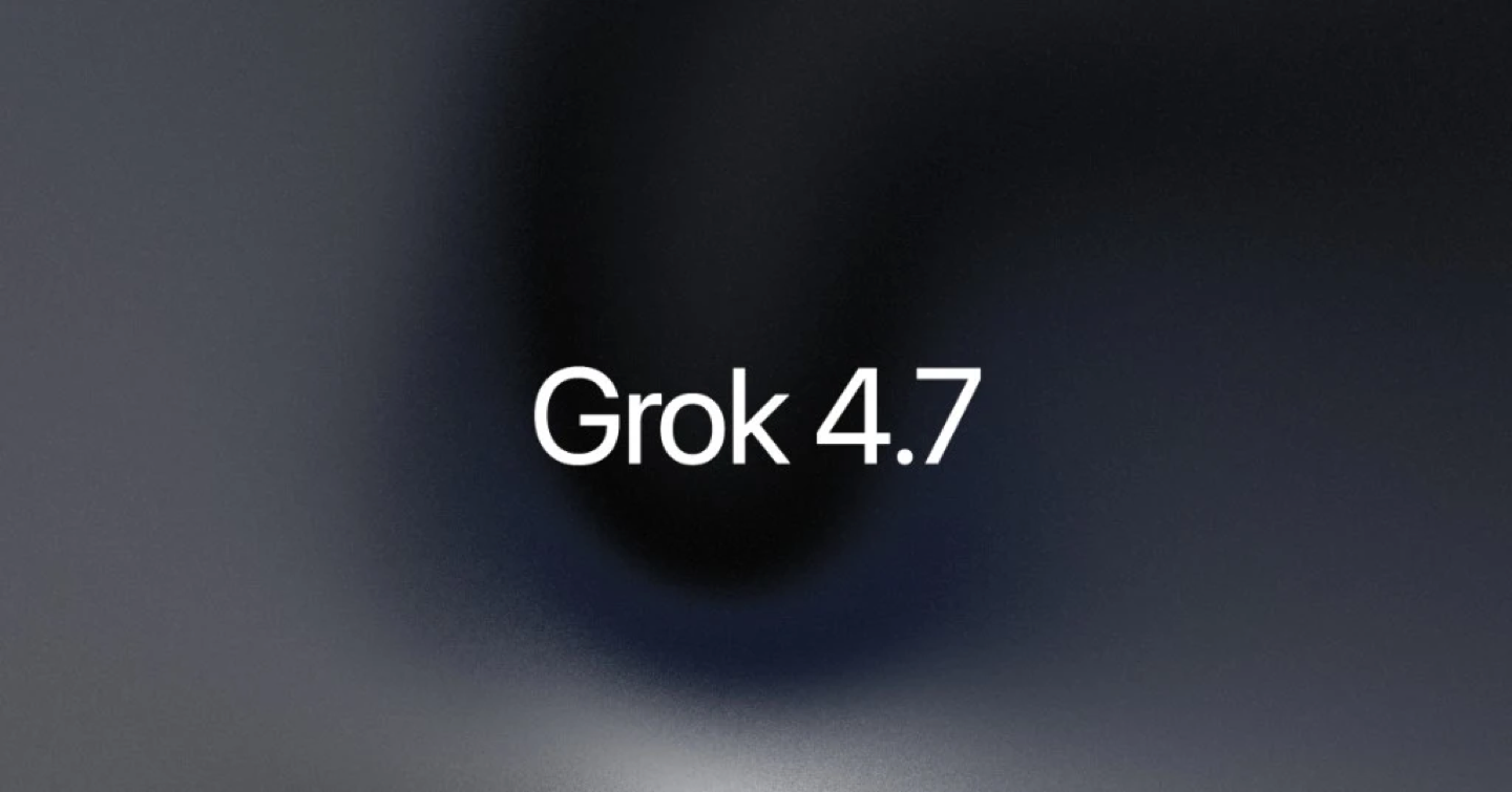 Oficjalna grafika SpaceXAI: biały napis Grok 4.7 na ciemnym, rozmytym tle w odcieniach grafitu i granatu