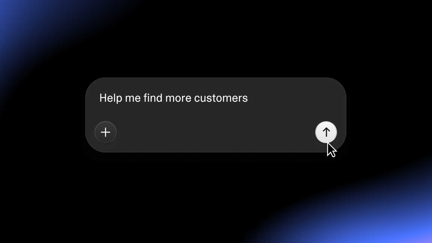 Ciemne pole czatu Lovable z wpisanym poleceniem Help me find more customers i kursorem na przycisku wysyłania