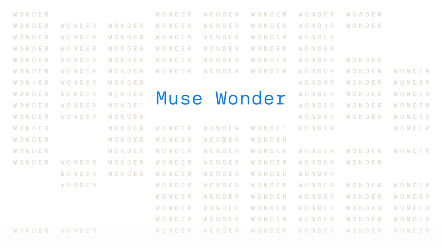 Niebieski napis Muse Wonder na białym tle wypełnionym blado-beżowym, powtarzanym słowem WONDER